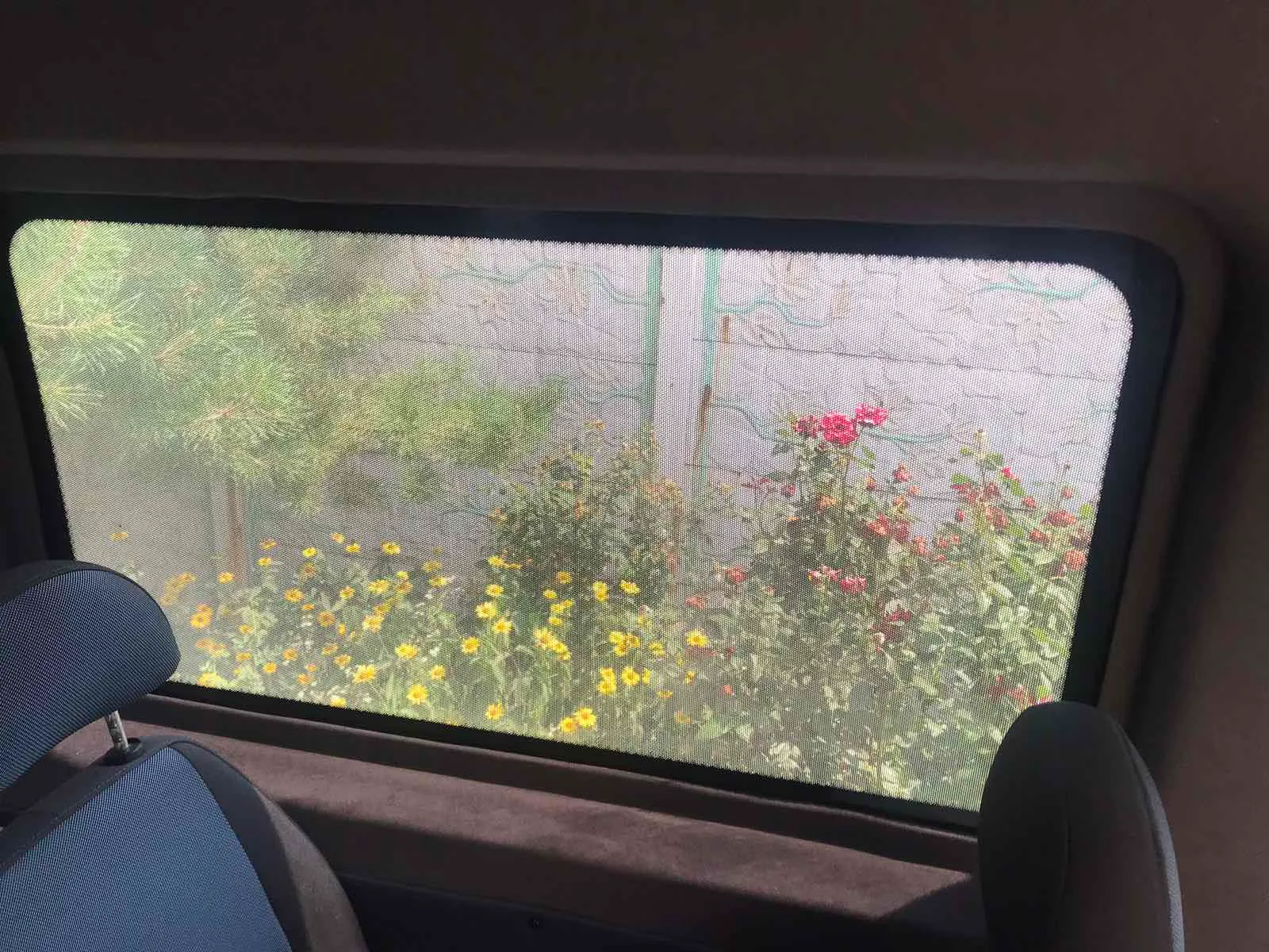 окно в салоне микроавтобуса